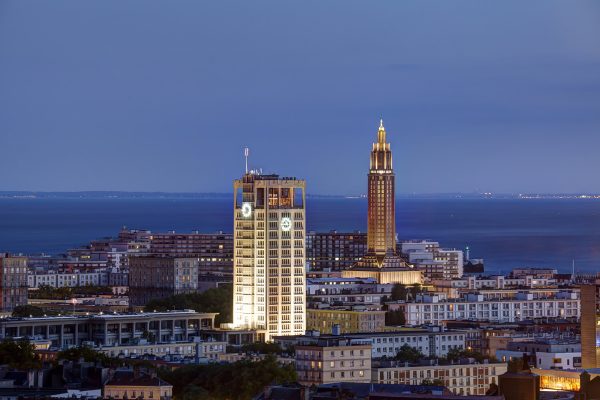 Vue sur la tour de l'hôtel de ville et l'église Saint-Joseph, Le Havre