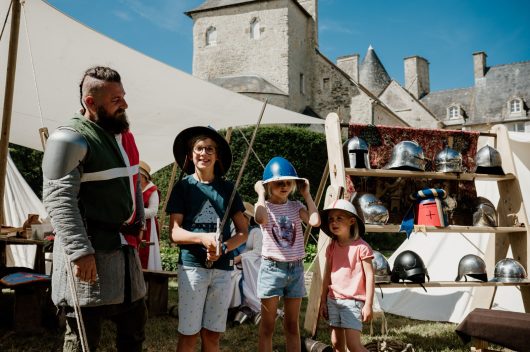 Enfants avec des épées et casques médiévaux