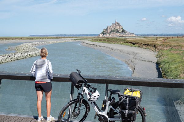 Arrivée au Mont-Saint-Michel à vélo