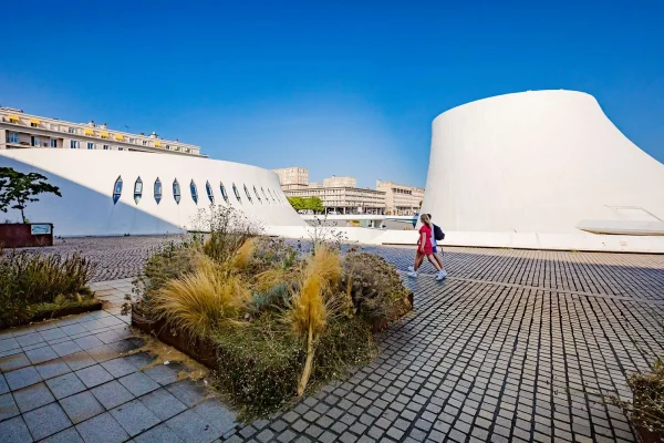 Jeune couple passant devant le Volcan, monument emblématique du Havre