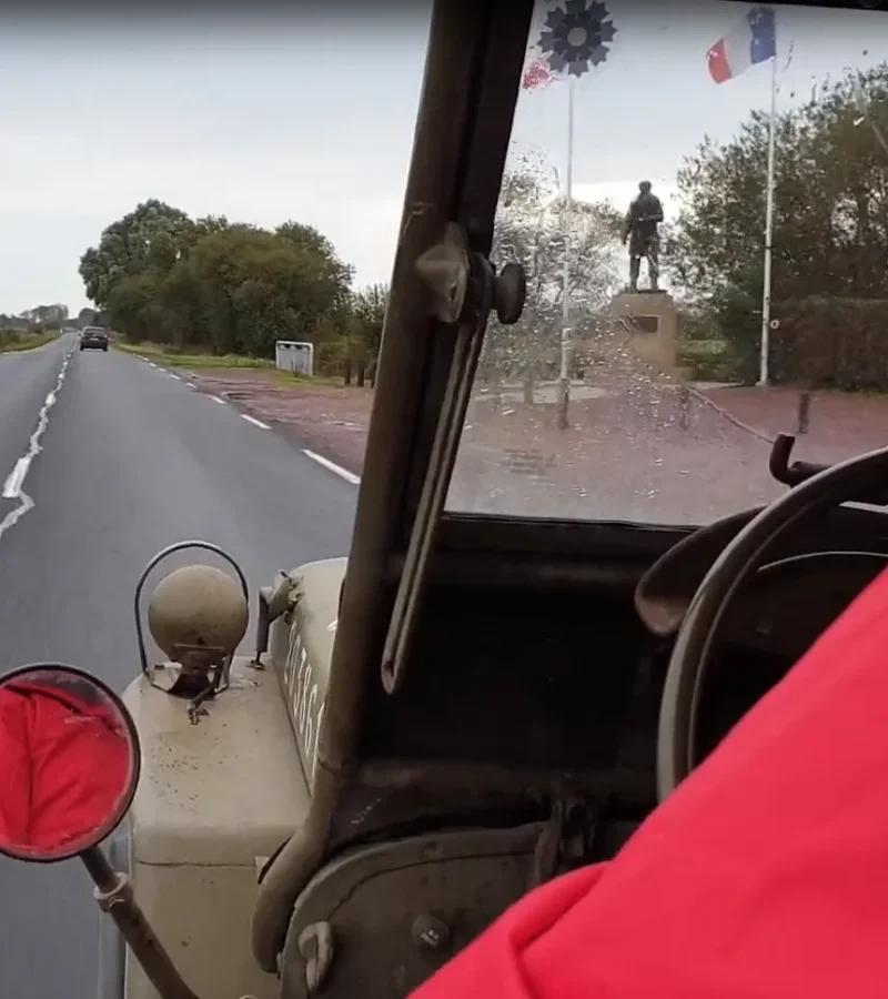 In een jeep langs de invasiestranden