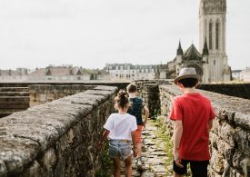 Enfants au château de Caen