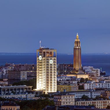 Vue sur la tour de l'hôtel de ville et l'église Saint-Joseph, Le Havre