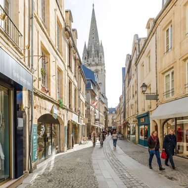 Rue commerçante à Caen