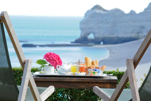 Petit déjeuner face à la mer à l'Hôtel le Dormy House à Etretat