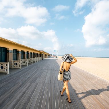 Femme sur les planches de Deauville