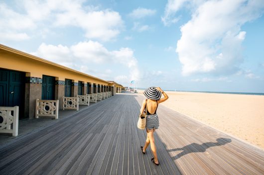 Femme sur les planches de Deauville