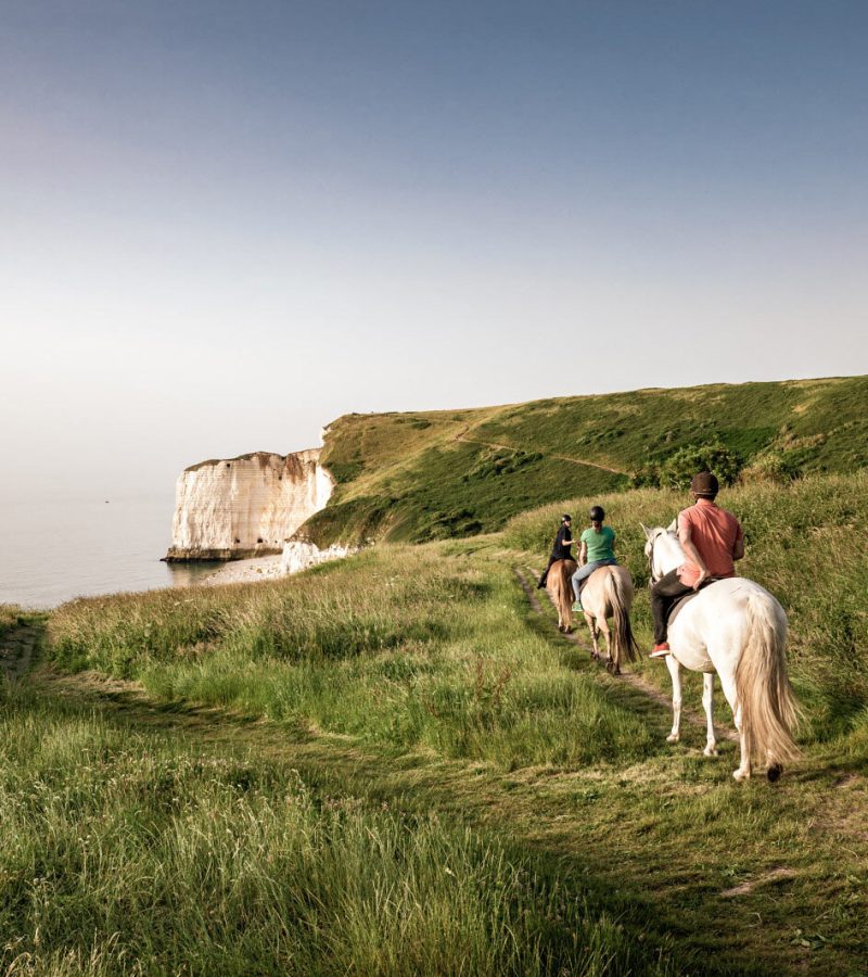 Paardrijtocht bij zonsondergang in Etretat