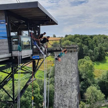 Saut à l'élastique au Viaduc de la Souleuvre