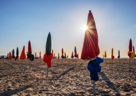 Parasols sur la plage de Deauville