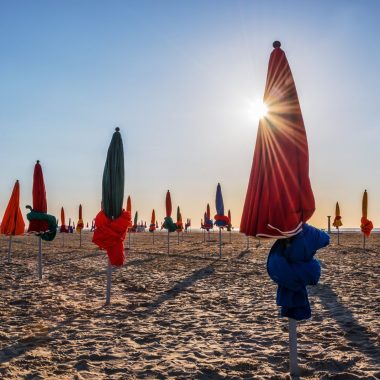 Parasols sur la plage de Deauville
