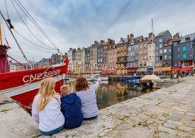 Famille sur le port d'Honfleur