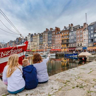 Famille sur le port d'Honfleur