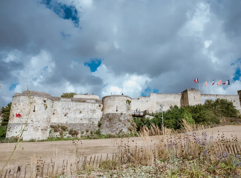 Openen in de galerij: Château de Caen, l'une des plus grandes enceintes médiévales d'Europe Château de Caen, l'une des plus grandes enceintes médiévales d'Europe