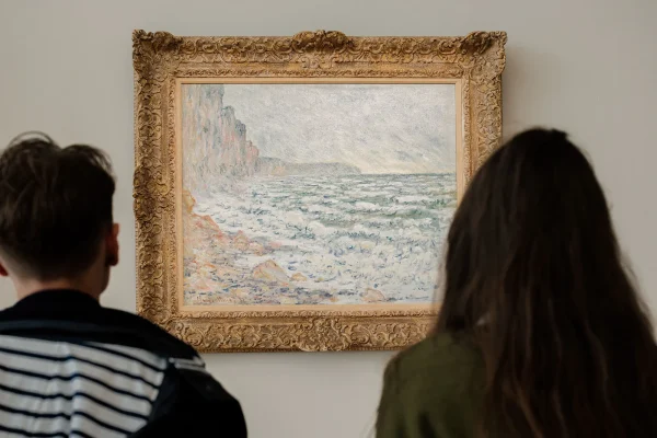 Devant le tableau Fécamp, bord de Mer, par Claude Monet, au MUMA au Havre